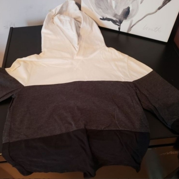 T-Shirt - Picture 1 of 5